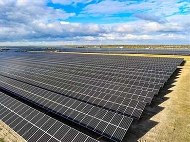 고정식 지상 태양광 패널 마운트 시스템 설치
